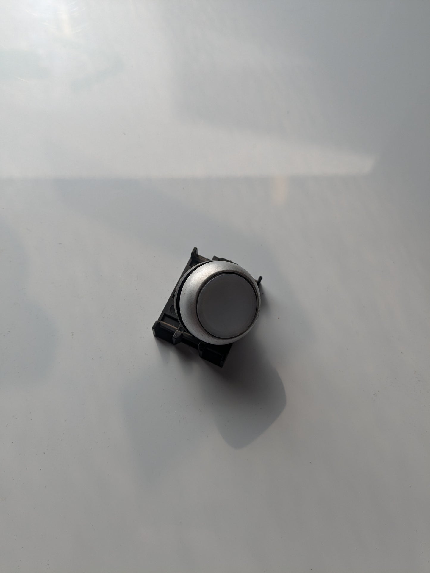 *NEW* Eaton RMQ Titan M22 Series White Illuminated Momentary Push Button Head - Robot Hub