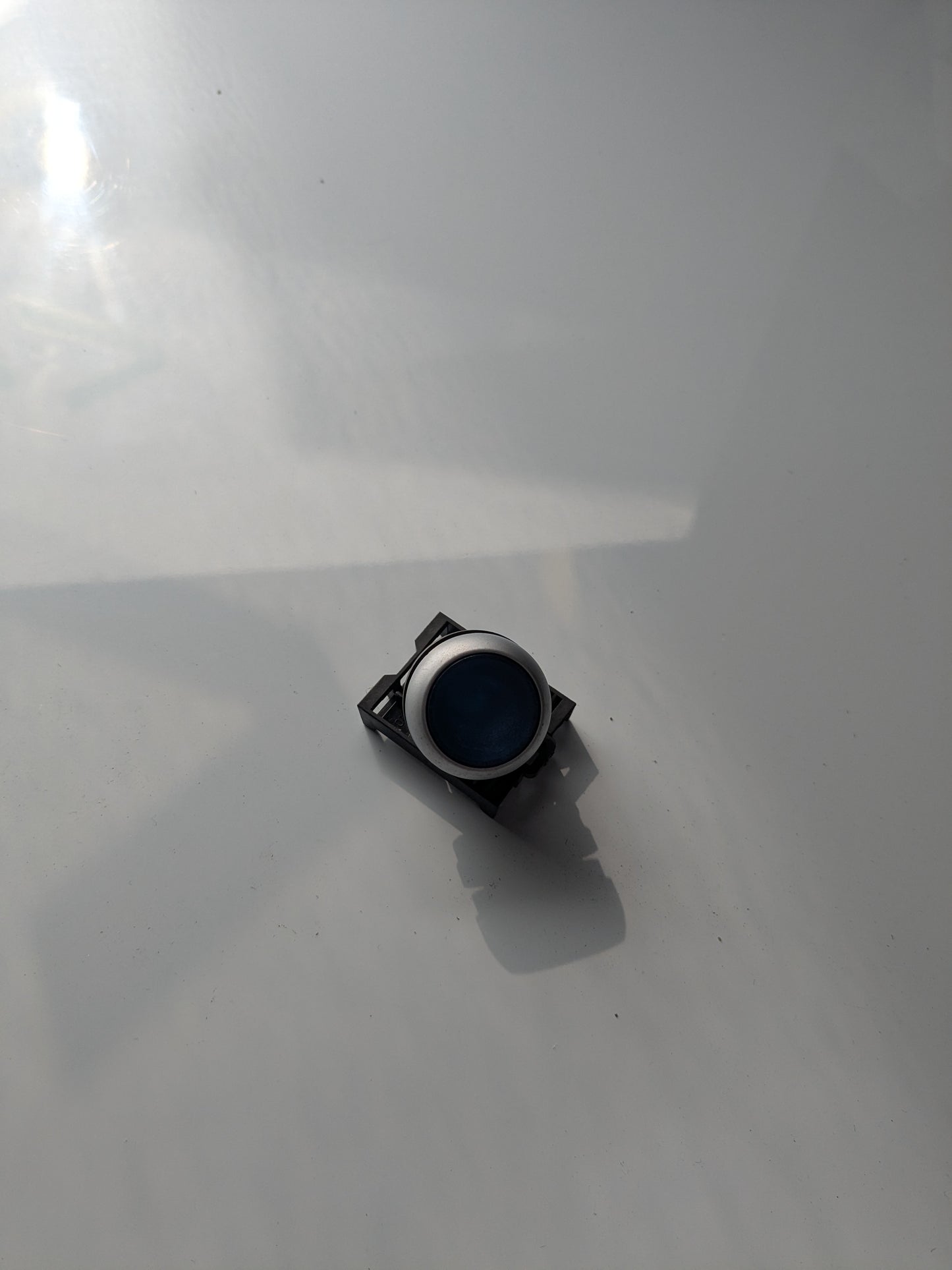 *NEW* Eaton M22 Series Blue Illuminated Momentary Push Button Head, 22mm Cutout, IP67 - Robot Hub