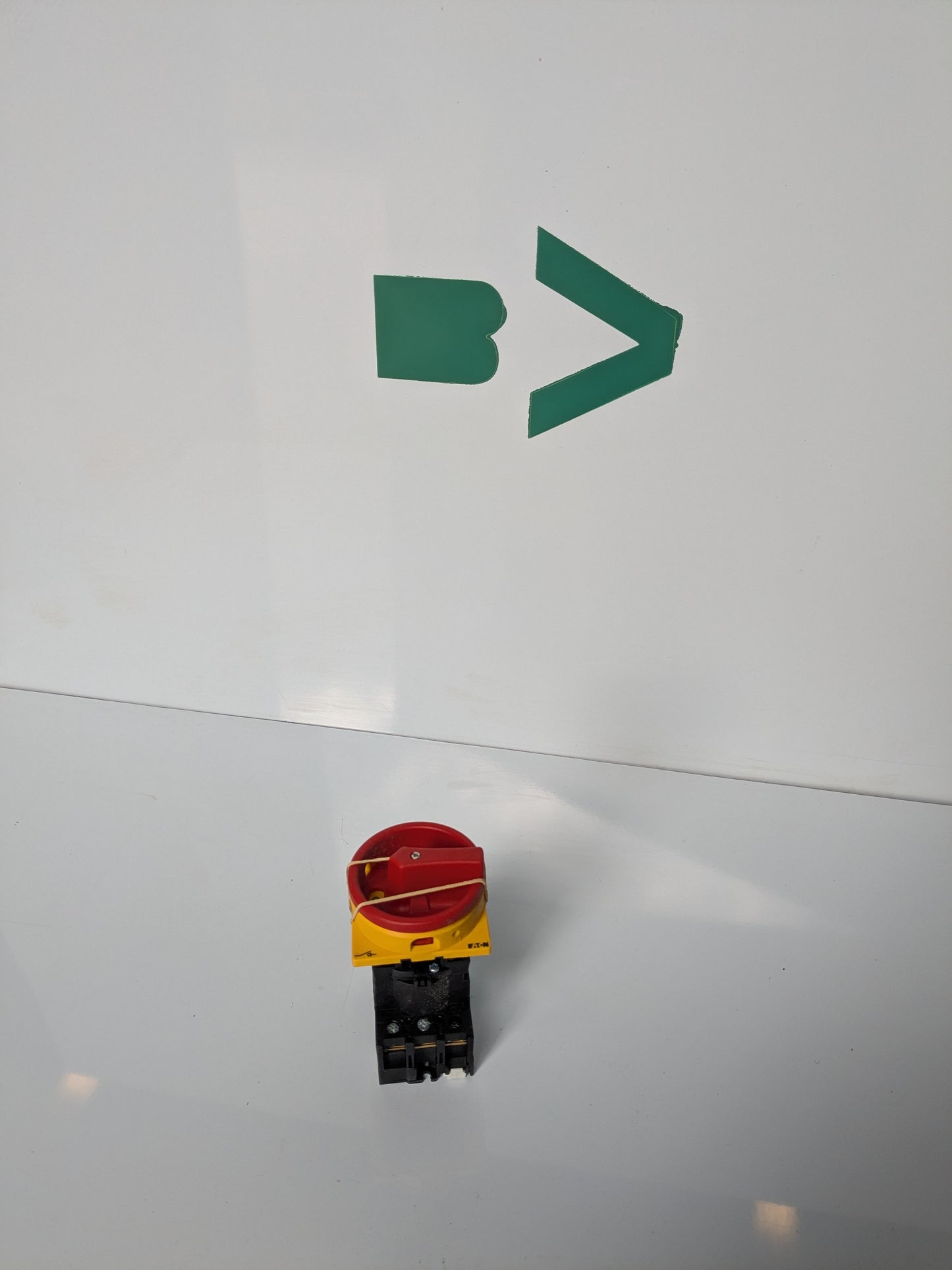 *NEW* Eaton 3P Pole Panel Mount Isolator Switch - 32A Maximum Current, 15kW Power Rating, IP65 - Robot Hub