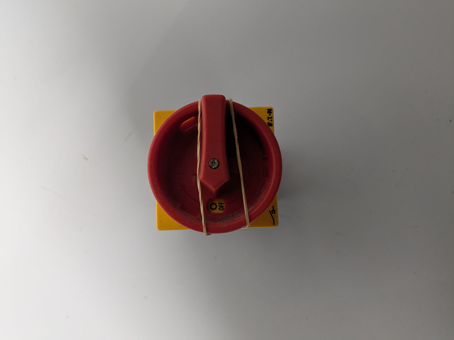 *NEW* Eaton 3P Pole Panel Mount Isolator Switch - 32A Maximum Current, 15kW Power Rating, IP65 - Robot Hub