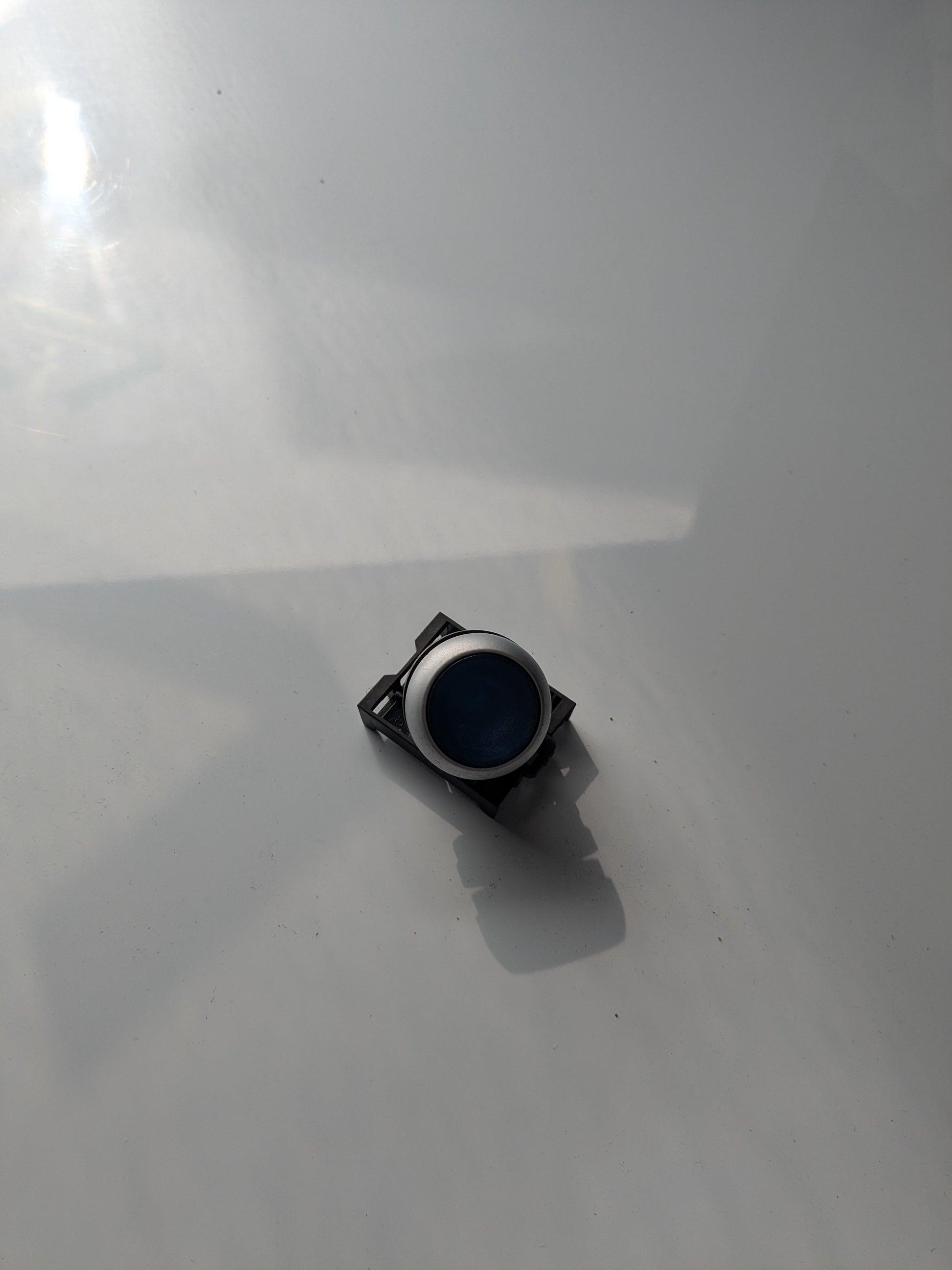 *NEW* Eaton M22 Series Blue Illuminated Momentary Push Button Head, 22mm Cutout, IP67 - Robot Hub